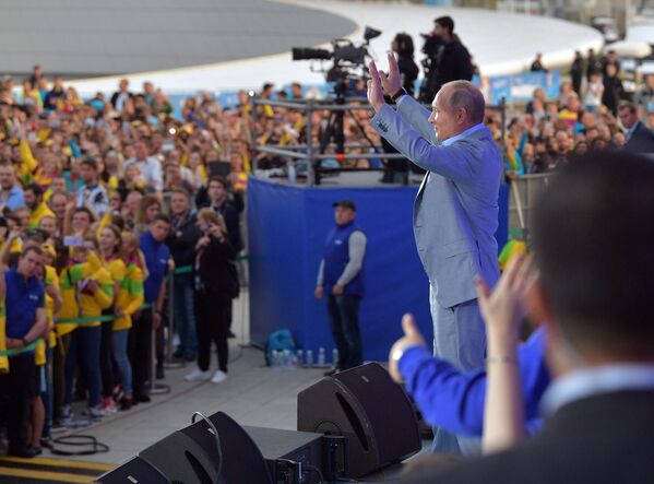 Президент РФ Владимир Путин выступает на шоу Россия в рамках XIX Всемирного фестиваля молодежи и студентов