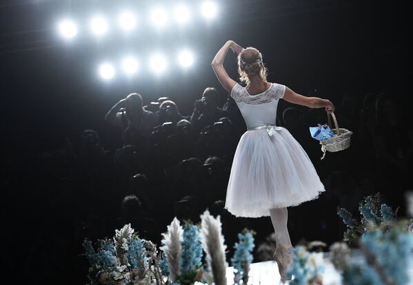 Модель демонстрирует одежду из новой коллекции дизайнера Надежды Юсуповой в рамках Mercedes-Benz Fashion Week Russia