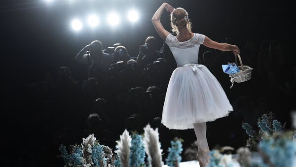 Модель демонстрирует одежду из новой коллекции дизайнера Надежды Юсуповой в рамках Mercedes-Benz Fashion Week Russia