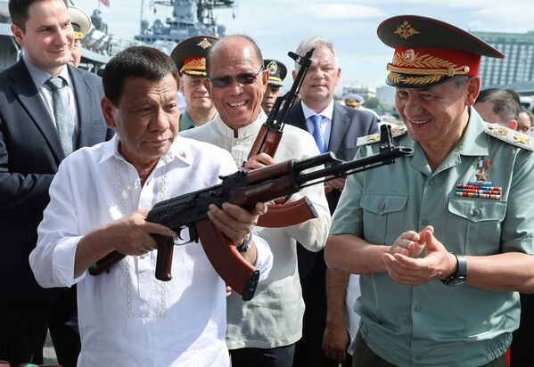 Президент Филиппин Родриго Дутерте и министр обороны России Сергей Шойгу на борту российского эсминца Адмирал Пантелеев в порту Манилы, Филиппины. 25 октября 2017