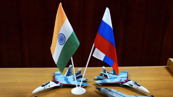 Российский  и индийский флаги в классе предполетной подготовки в рамках международных российско-индийских учений Индра - 2017 во Владивостоке. 26 октября 2017