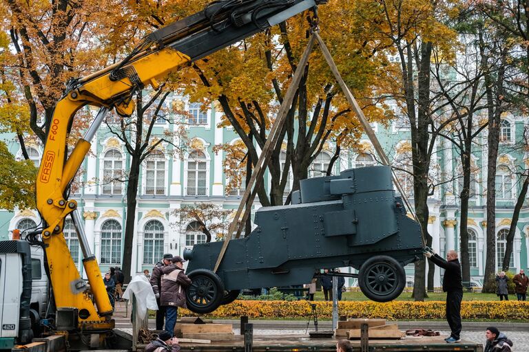 Установка броневика Враг капитала в Большом дворе Зимнего дворца в Санкт-Петербурге