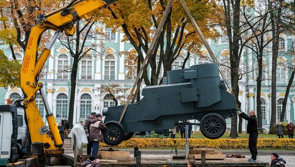 Установка броневика Враг капитала в Большом дворе Зимнего дворца в Санкт-Петербурге
