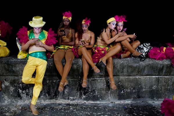 Танцоры перед началом выступления на карнавале в Гаване, Куба