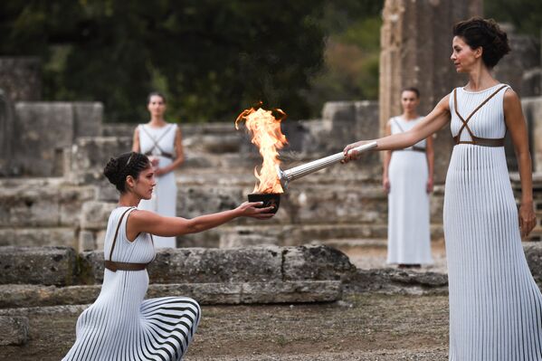 Церемония зажжения олимпийского огня XXIII зимних Олимпийских игр в Храме Геры в Олимпии