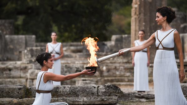 Церемония зажжения олимпийского огня XXIII зимних Олимпийских игр в Храме Геры в Олимпии 