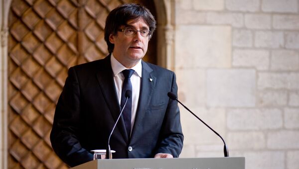 Глава женералитета Каталонии Карлес Пучдемон во время выступления с официальным обращением во дворце правительства Каталонии в Барселоне. 26 октября 2017