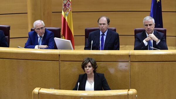 Заместитель председателя испанского правительства Сорайя Саэнс де Сантамария  выступает в парламенте Испании. 26 октября 2017