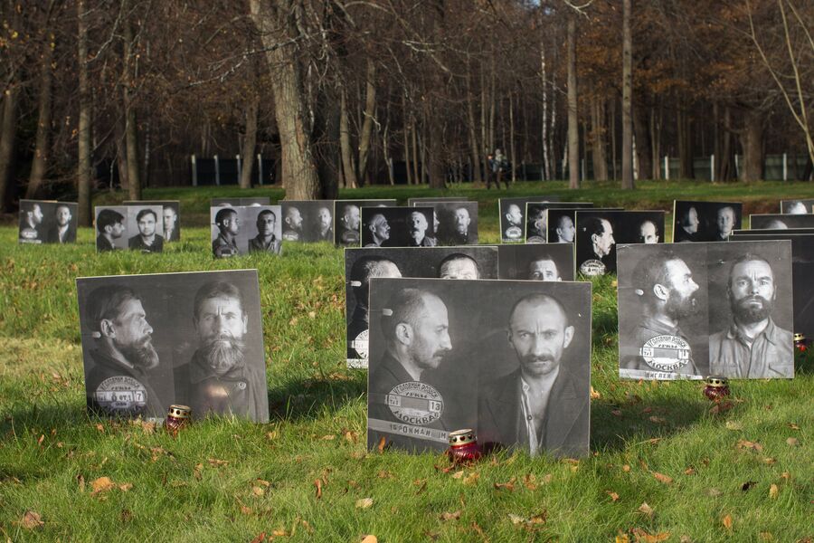 Фотографии людей, жертв политических репрессий, на Бутовском полигоне в Москве