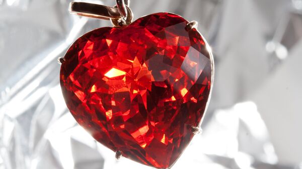 Кулон с рубином в форме сердца