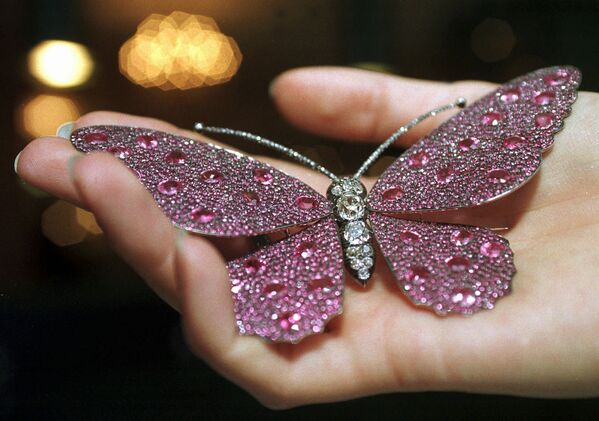 Брошь-бабочка из розового сапфира и бриллиантов