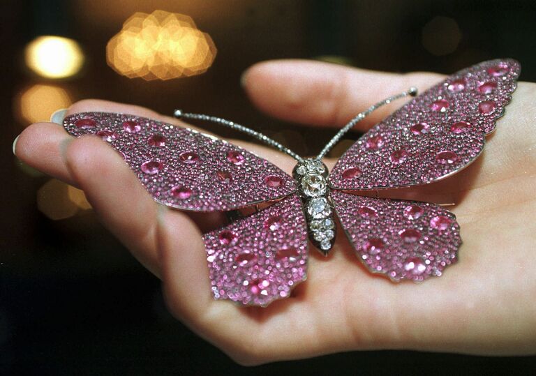 Брошь-бабочка из розового сапфира и бриллиантов Брошь-бабочка из розового сапфира и бриллиантов