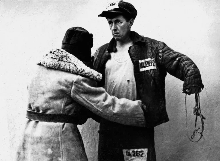 Ссыльный Александр Солженицын в лагерной телогрейке, 1953 год Ссыльный Александр Солженицын в лагерной телогрейке, 1953 год