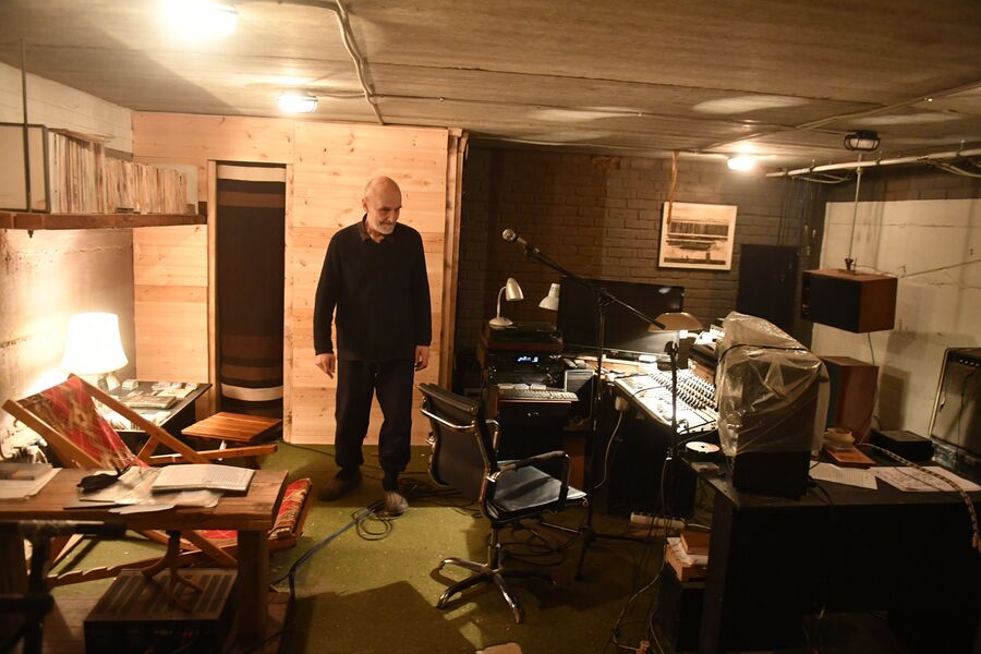 Поэт и музыкант Петр Мамонов в своей домашней студии