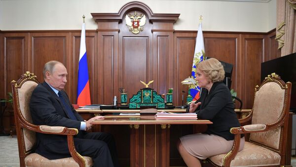 Президент РФ Владимир Путин и заместитель председателя правительства РФ Ольга Голодец во время встречи. 27 октября 2017