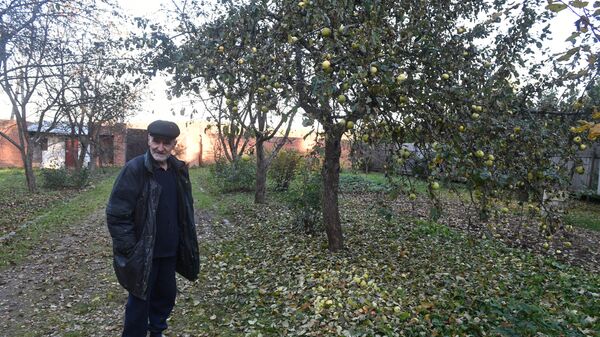 Поэт и музыкант Петр Мамонов в саду своего загородного дома