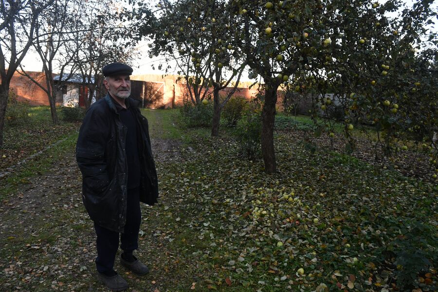Поэт и музыкант Петр Мамонов в саду своего загородного дома
