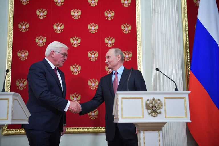Президент РФ Владимир Путин и федеральный президент Федеративной Республики Германия Франк-Вальтер Штайнмайер на пресс-конференции. 25 октября 2017