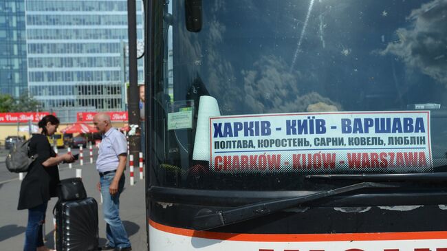 Автобус Харьков - Киев - Варшава на Западном автовокзале польской столицы. Архивное фото