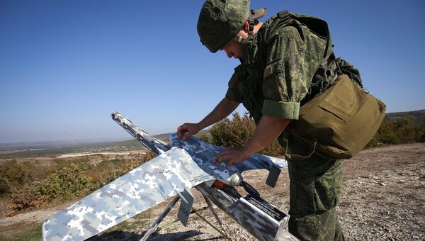 Военнослужащий готовит беспилотный летательный аппарат во время учений. Архивное фото
