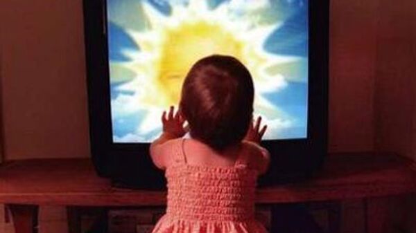Ребенок смотрит телевизор