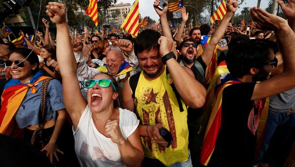 Люди у здания парламента Каталонии в Барселоне радуются результатам голосования за независимость от Испании. 27 октября 2017