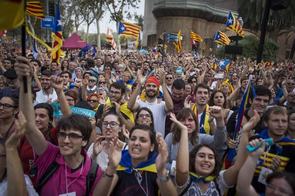 Участники акции у здания парламента Каталонии в поддержку провозглашения независимости. 27 октября 2017