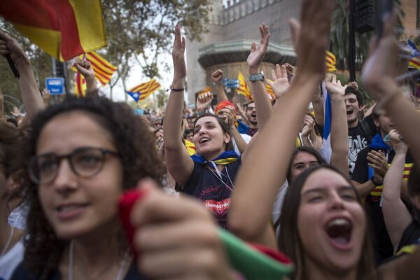 Участники акции у здания парламента Каталонии в поддержку провозглашения независимости