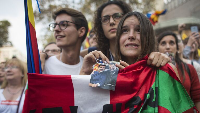 Участники акции у здания парламента Каталонии в поддержку провозглашения независимости