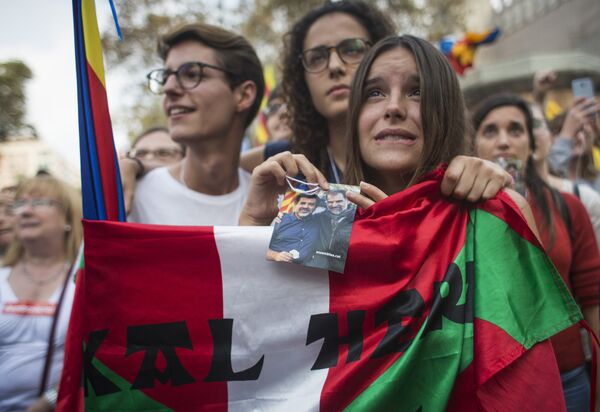 Участники акции у здания парламента Каталонии в поддержку провозглашения независимости