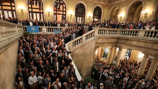 Члены каталонского правительства, депутаты, мэры городов, выступающие за независимость, поют каталонский гимн в парламенте Каталонии, после того, как парламент проголосовал за провозглашение независимости Испании в Барселоне, Испания. 27 октября 2017 года