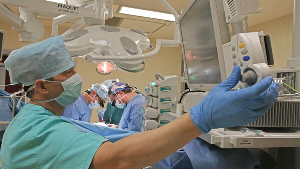 Хирурги проводят операцию на сердце в Федеральном Центре сердечно-сосудистой хирургии в Калининграде