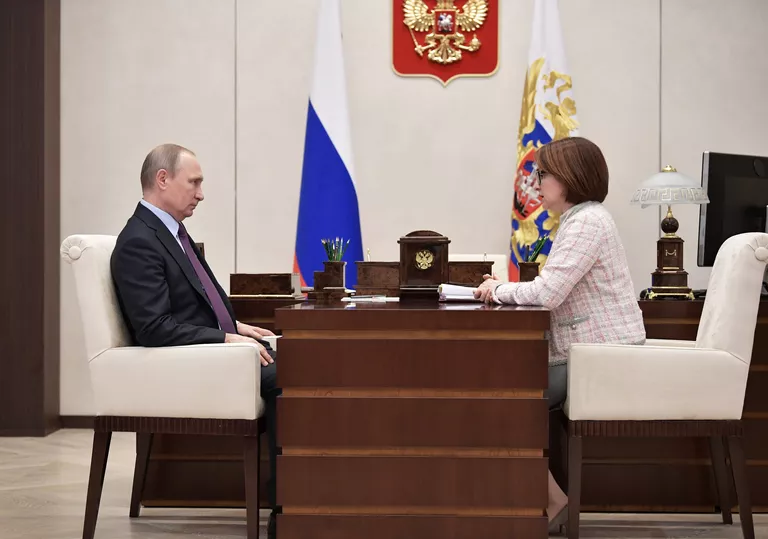 Президент РФ Владимир Путин и председатель Центрального банка РФ Эльвира Набиуллина во время встречи. 27 октября 2017 Президент РФ Владимир Путин и председатель Центрального банка РФ Эльвира Набиуллина во время встречи. 27 октября 2017