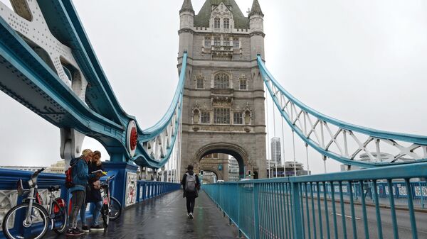 Туристы на Тауэрском мосту над Темзой в Лондоне