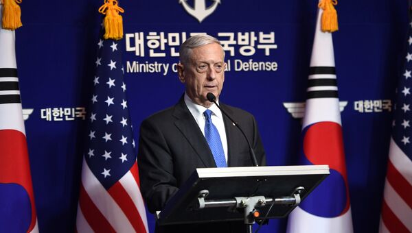 Министр обороны США Джеймс Мэттис выступает на пресс-конференции в Сеуле. 28 октября 2017