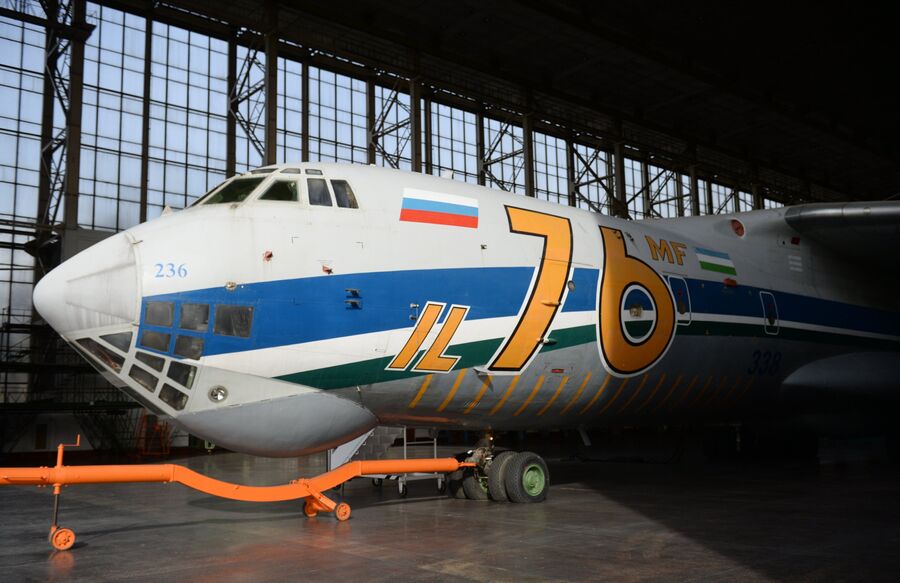 Самолет Ил-76 на территории Ташкентского механического завода