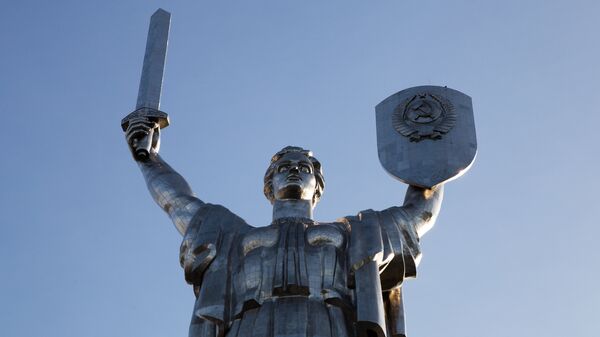 Монумент Родина-мать на территории мемориального комплекса Национальный музей истории Украины во Второй мировой войне в Киеве. Архивное фото