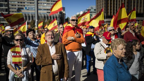 Участники акции в поддержку единства Испании в Мадриде. 28 октября 2017
