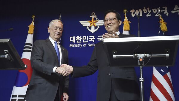 Министр обороны США Джеймс Мэттис и министр обороны Южной Кореи Сон Ён Му на пресс-конференции в Сеуле. 28 октября 2017
