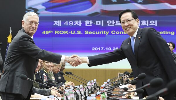 Министр обороны США Джеймс Мэттис и министр обороны Южной Кореи Сон Ён Му перед встречей в области безопасности. 28 октября 2017