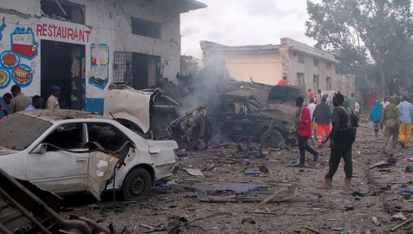 Последствия взрыва бомбы у ворот гостиницы возле президентского дворца в Могадишо, Сомали. 28 октября 2017