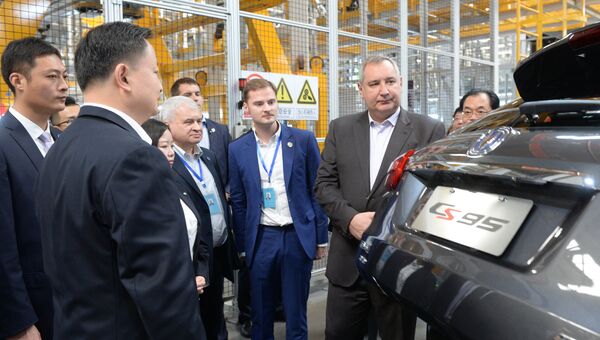 Заместитель председателя правительства РФ Дмитрий Рогозин во время посещения завода по производству автомобилей компании Changan в городе Чунцин в Китае. 29 октября 2017