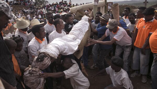 Во время погребальной традиции Фамадихана в деревне Амбохифафи