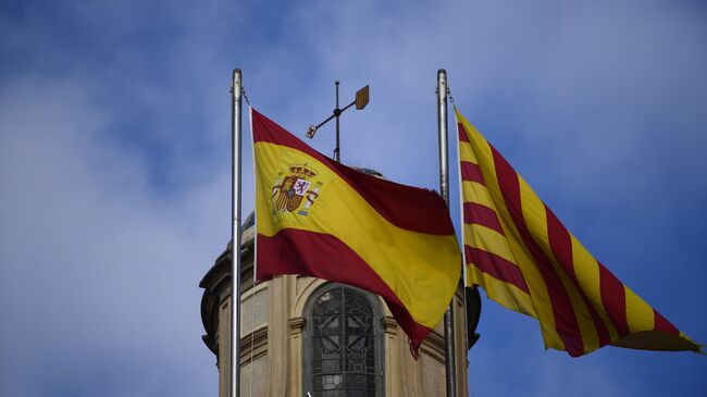 Испанский и каталонский флаги развеваются над зданием женералитета в Барселоне. Архивное фото