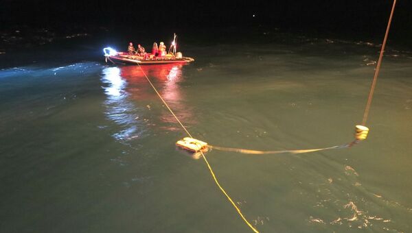 Спасатели МЧС России при помощи аппарата Фалькон обследуют упавший в море вертолет Ми-8 в Норвегии