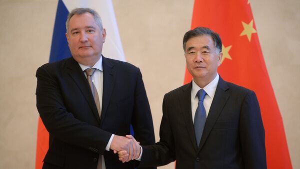 Заместитель председателя правительства РФ Дмитрий Рогозин и вице-премьер Государственного совета КНР Ван Ян во время встречи в Китае. 30 октября 2017