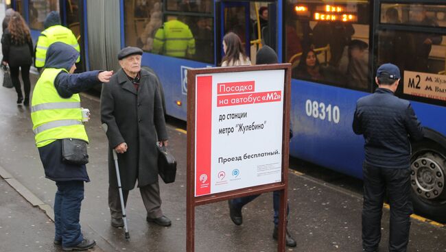 Посадка пассажиров на бесплатные автобусы возле станции метро Выхино. 30 октября 2017