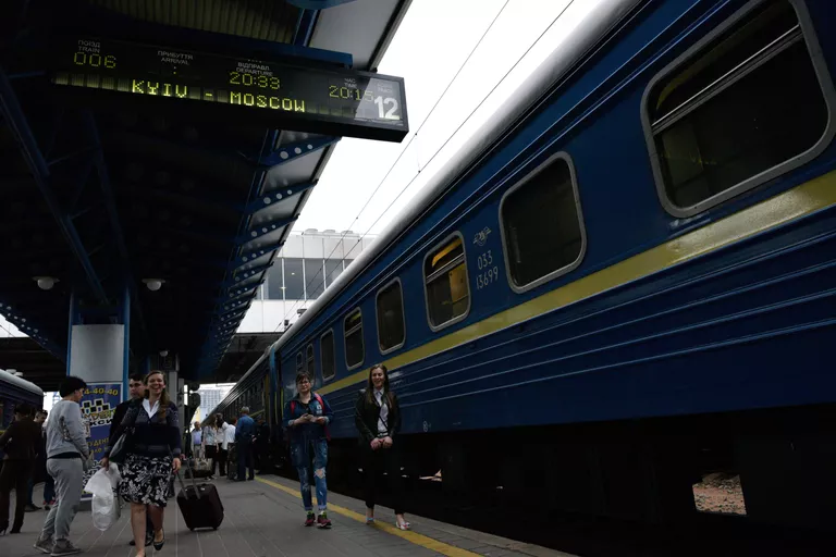 Пассажиры на перроне Центрального железнодорожного вокзала в Киеве Пассажиры на перроне Центрального железнодорожного вокзала в Киеве