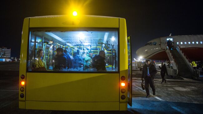 Пассажиры в автобусе. Архивное фото