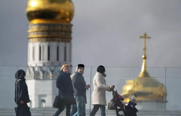 Посетители на территории природно-ландшафтного парка Зарядье в Москве Посетители на территории природно-ландшафтного парка Зарядье в Москве